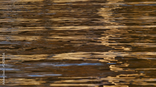 Goldigfarbene Wasseroberfläche 