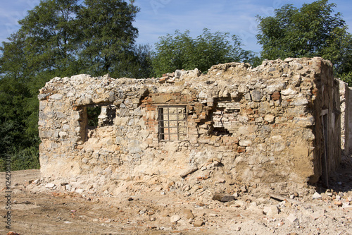 Houses demolished in war in Croatia © mayabuns