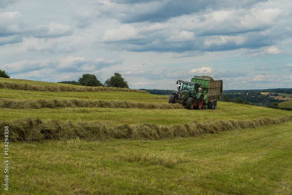 Fototapeta premium Traktor mit Ladewagen