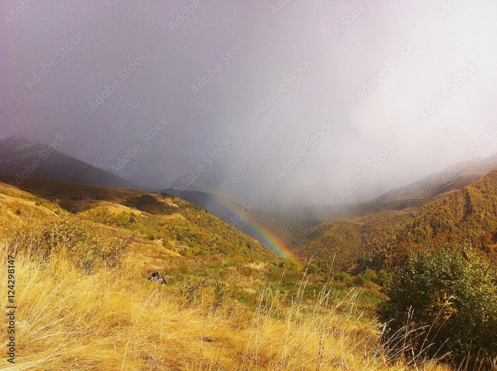 arcobaleno montagna nebbia