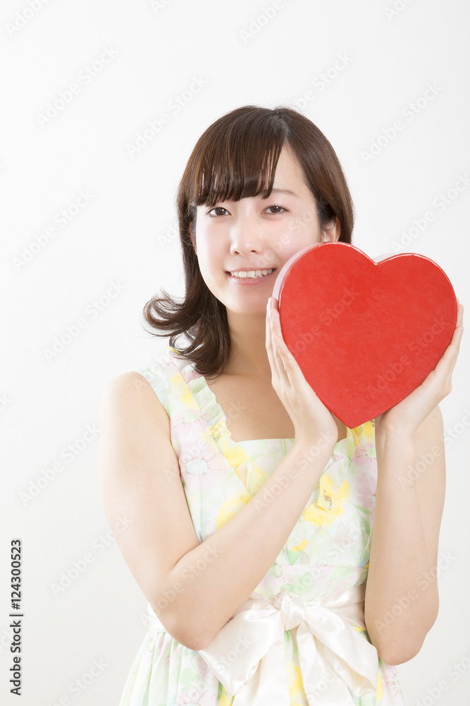 女性 ハートを持つ 笑顔 上半身 カメラ目線 女性 ハートを持つ 笑顔 上半身 カメラ目線
