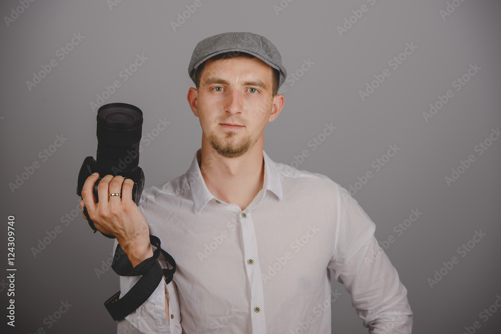 Naklejka premium Young man using a professional camera