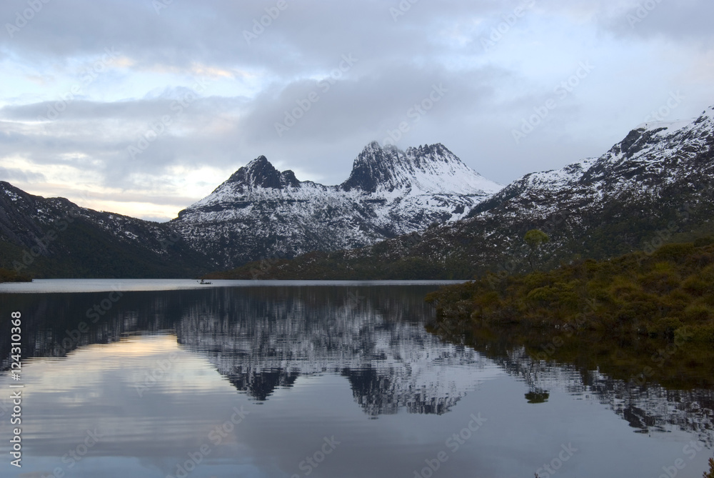 Naklejka premium cradle mountain reflections