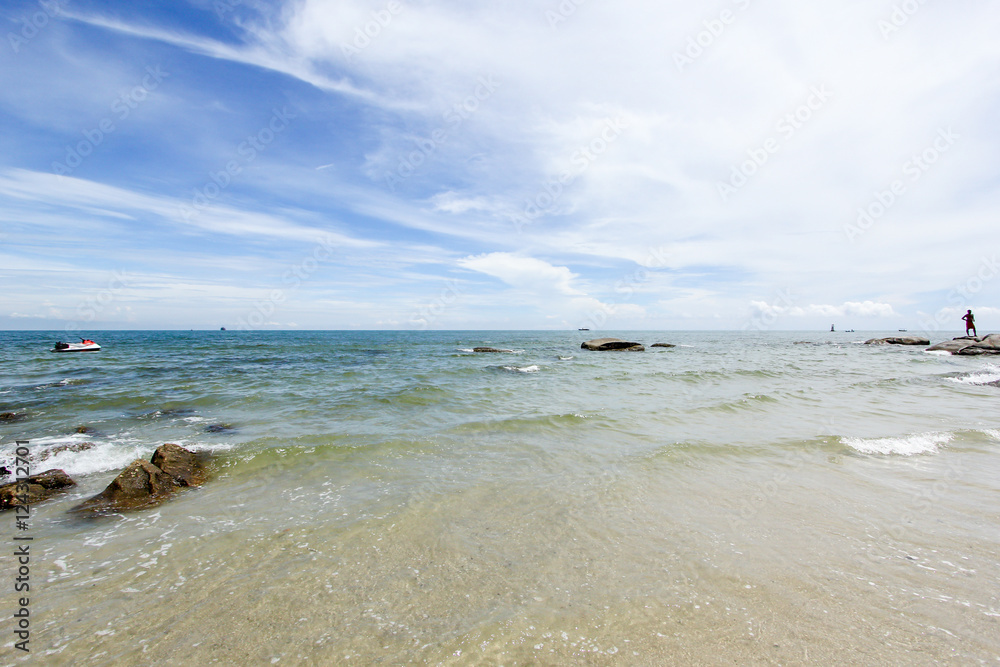 Obraz premium Beach and sea with sky