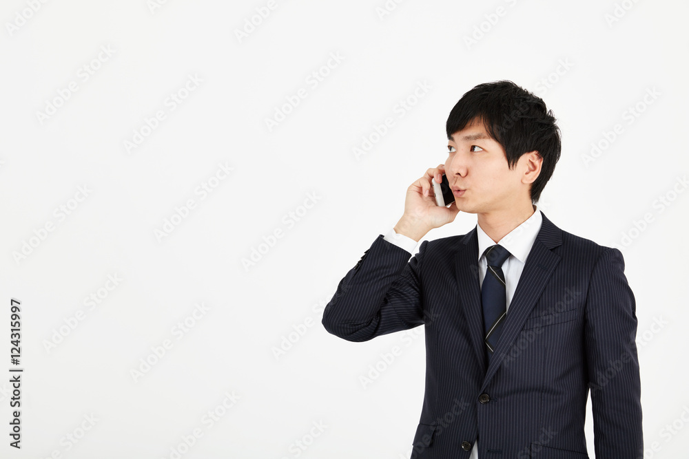 スマートフォンを使うビジネスマン スマートフォンを使うビジネスマン