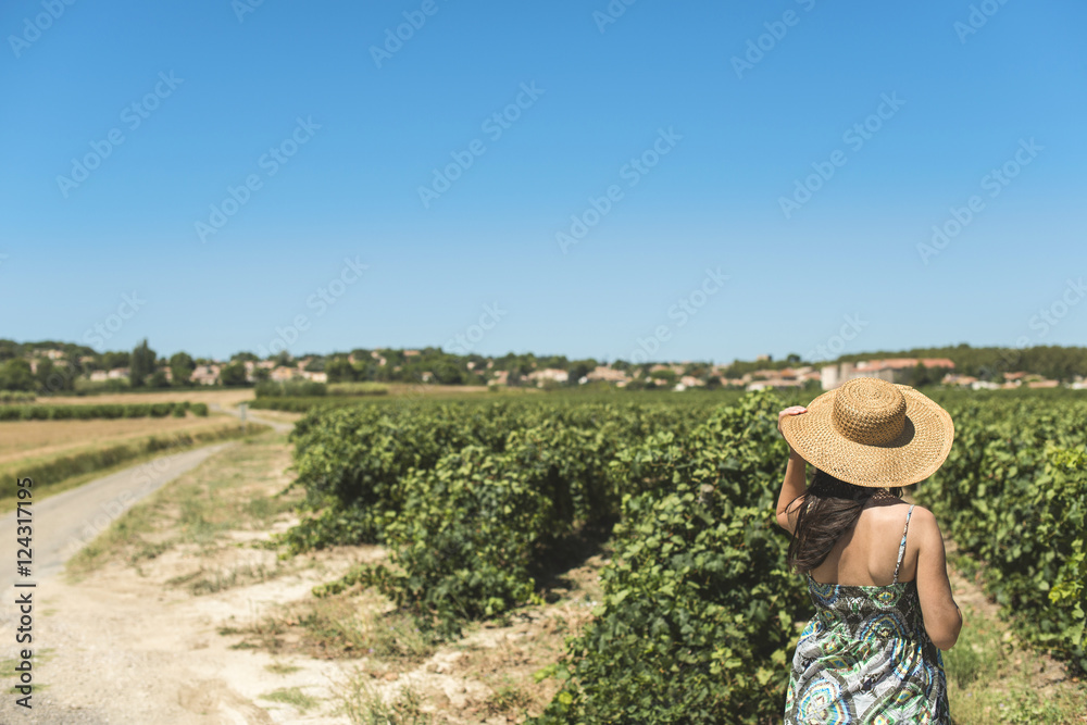 Woman with hat and vineyards