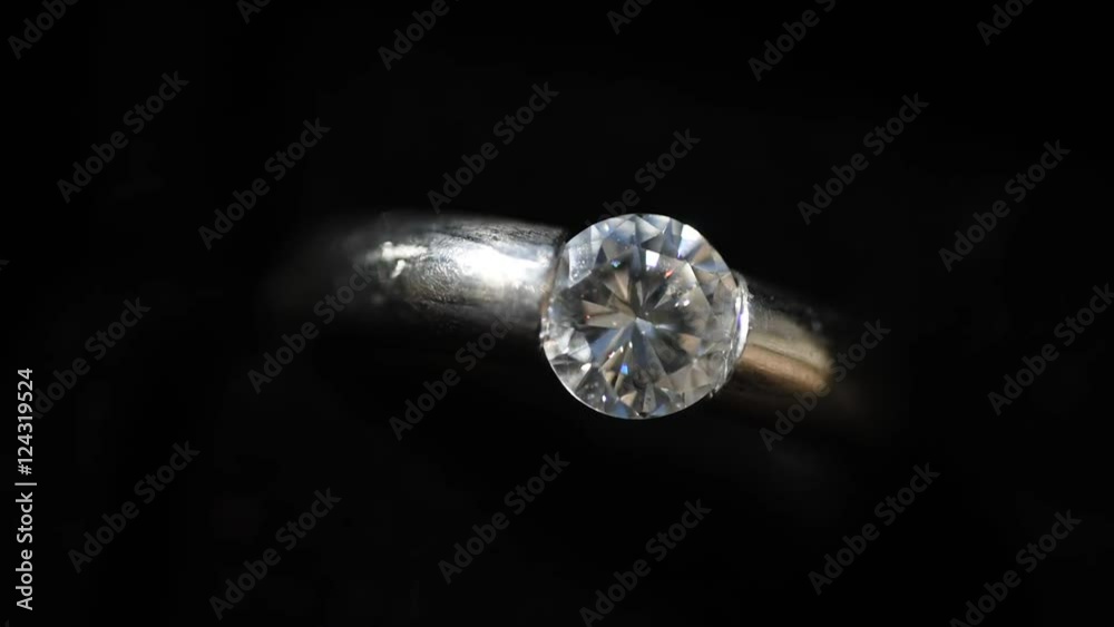 Platingring mit großem Solitär-Diamanten vor schwarzem Hintergrund, drehend, Draufsicht