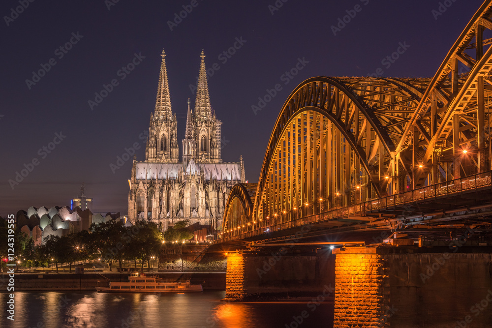 Fototapeta premium Kölner Dom zur blauen Stunde