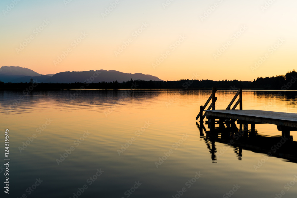 Kirchsee nahe Bad Tölz mit vom Sonnenuntergang erleuchtetem Wasser