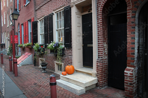 Elfreth’s Alley in Philadelphia, Pensilvania, USA photo