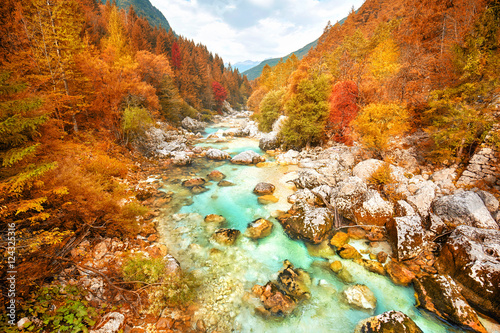 bunte Herbstfarben an der Soca, Herbst in Slowenien