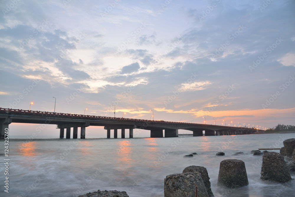 Obraz premium sunset bridge over a sea