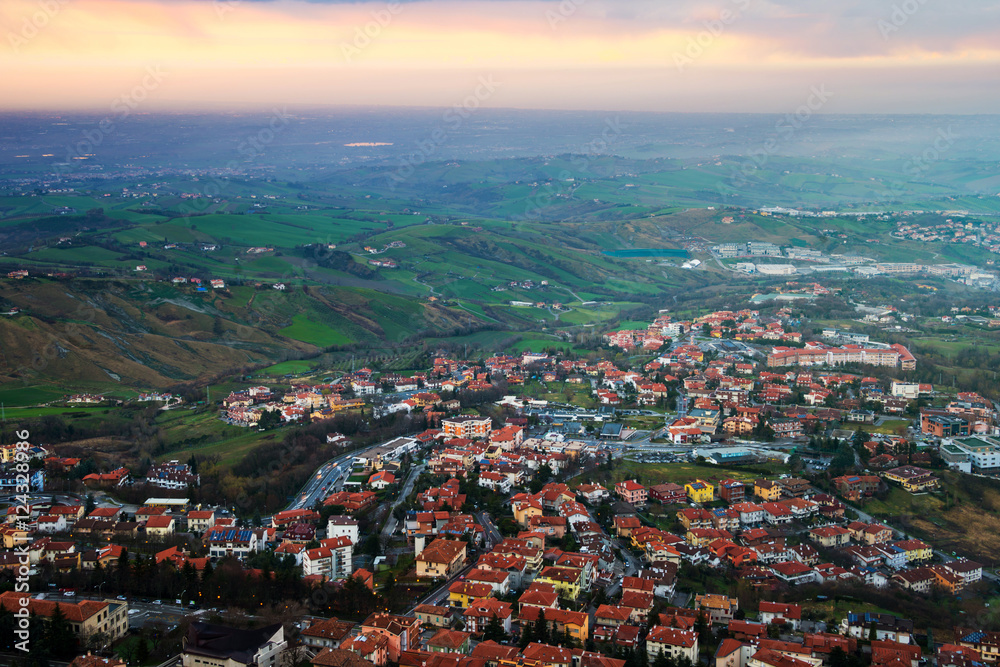 Obraz premium Aerial view of San Marino at night