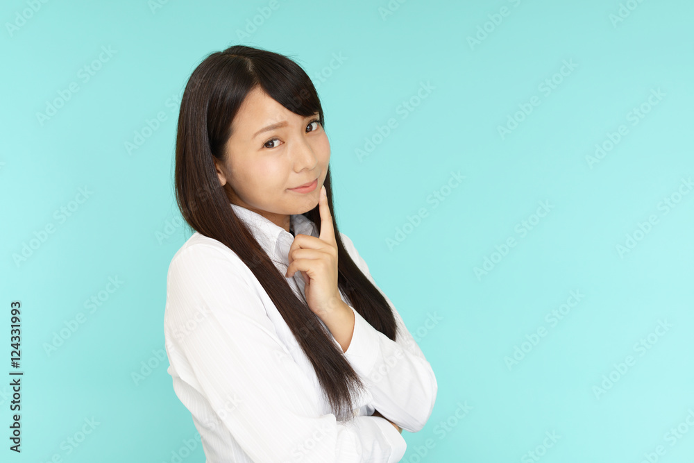 不安そうな表情の女性 不安そうな表情の女性