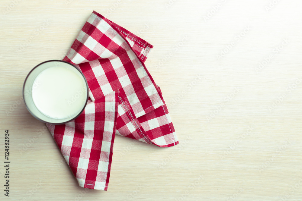 Obraz premium Glass of milk on table on blurred natural background