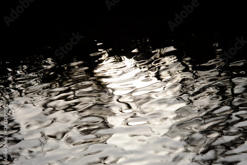 Obraz na plátně Sunlight reflecting on rippling water