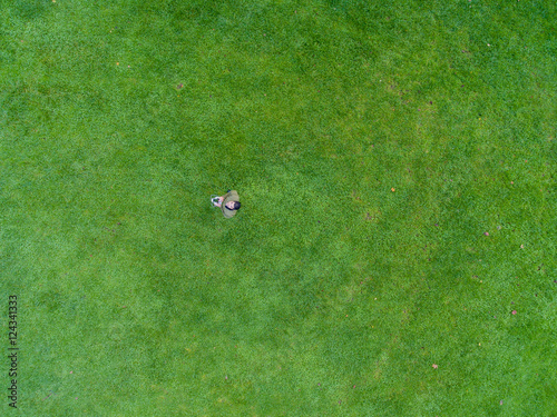 Mann lenkt Drohne mit Fernsteuerung und schaut nach oben photo