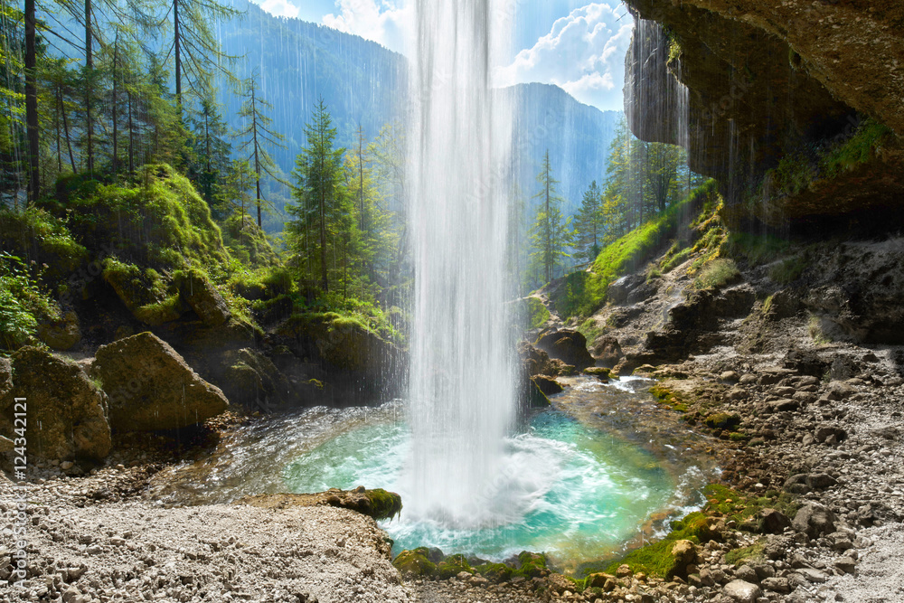 Fototapeta premium za wodospadem, widok na dolinę