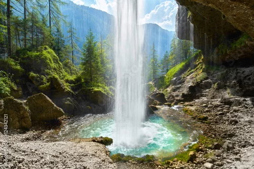 Obraz za wodospadem widok na dolinę