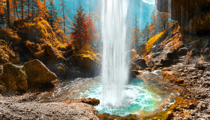 Wandcirkels Herfst Waterval in herfstbos Slovenië  © Jenny Sturm