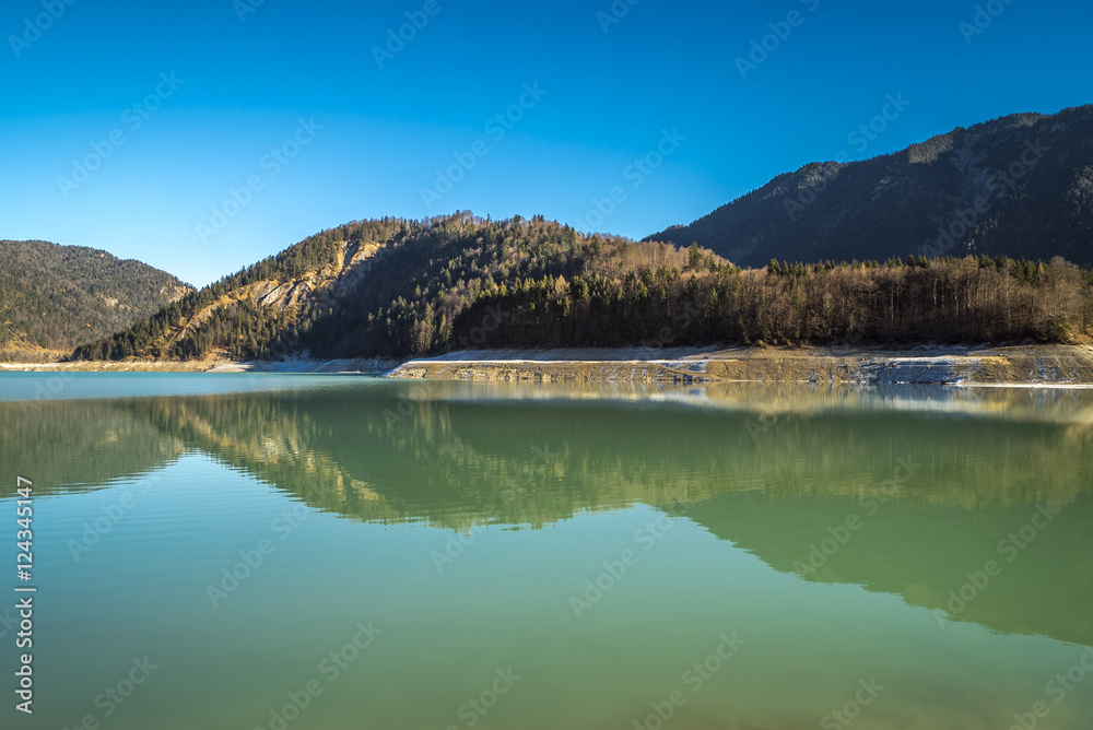 Spiegelung der winterlichen Landschaft im Wasser des Speichersees  Stock-Foto | Adobe Stock