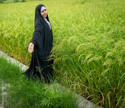 Foto Beautiful happy Muslim woman in green field
