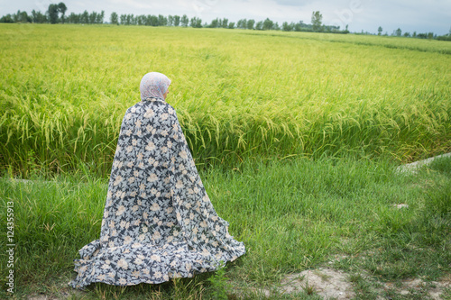 Foto Beautiful happy Muslim woman in green field