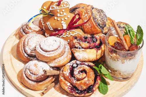 gingerbread-figures, rolls with icing sugar and granola with dri