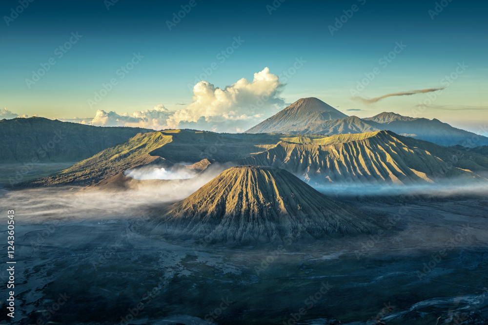 Fototapeta premium Bromo wulkan przy wschodem słońca, Tengger Semeru park narodowy, Wschodni Jawa, Indonezja
