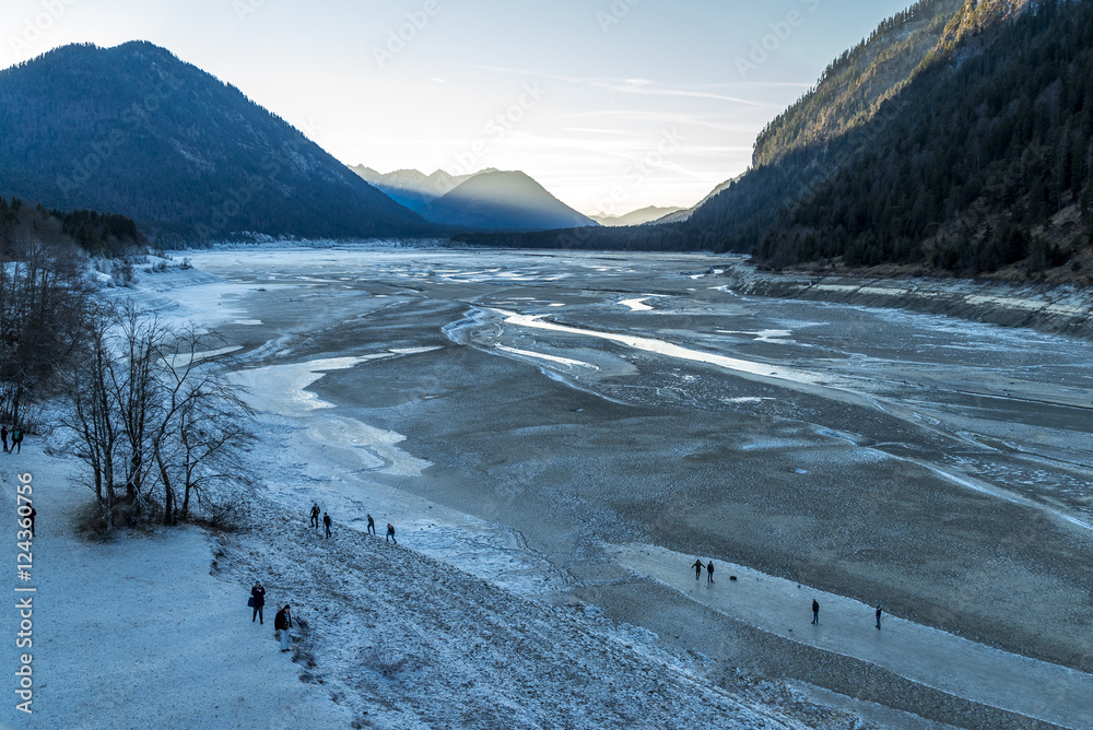 Obraz premium Eislaufen in freier Natur in den Bergen