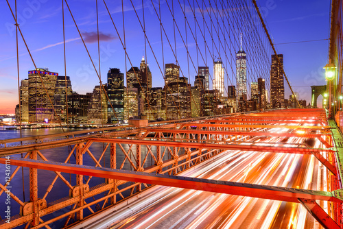 Fototapeta Pejzaż finansowy miasta Nowy Jork z Brooklyn Bridge.