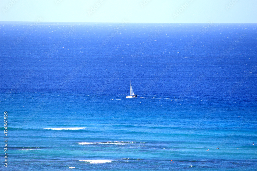 Fototapeta premium Yacht sailing in Hawaii
