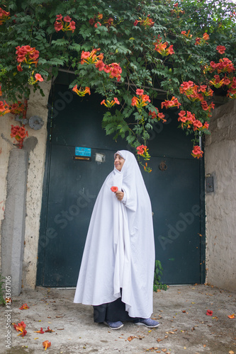Foto Beautiful Muslim woman in front of her house