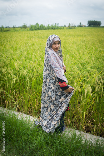 Foto Beautiful happy Muslim woman in green field