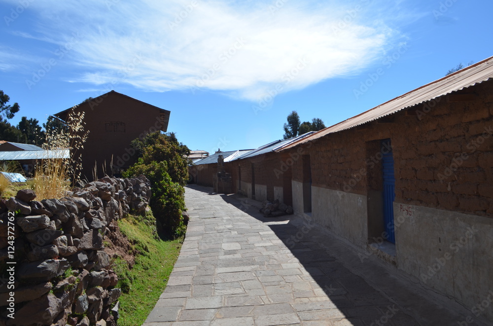 Peru, Puno. Casas rurales en el campo cerca del lago Titicaca. Stock Photo  | Adobe Stock