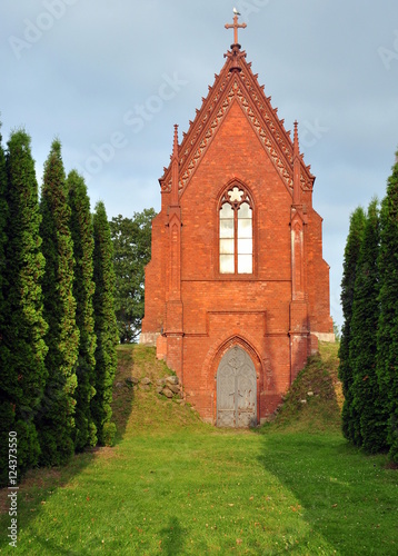 Backsteinerne Friedhofskapelle in Kretinga photo