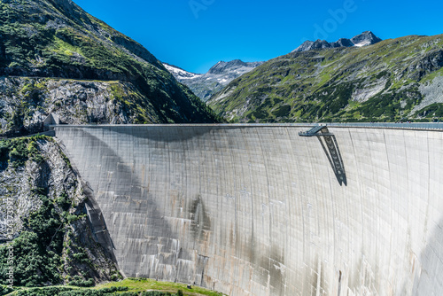 Staumauer Kölnbreinsperre mit Wasserkraftwerk in den Bergen von Österreich zur Energiegewinnung photo