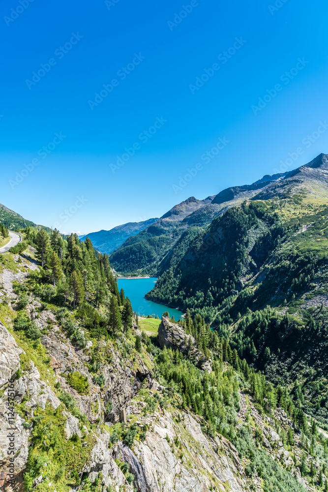 Fototapeta premium Alpenlandschaft mit dem Speichersee Galgenbichl in Österreich bei Malta