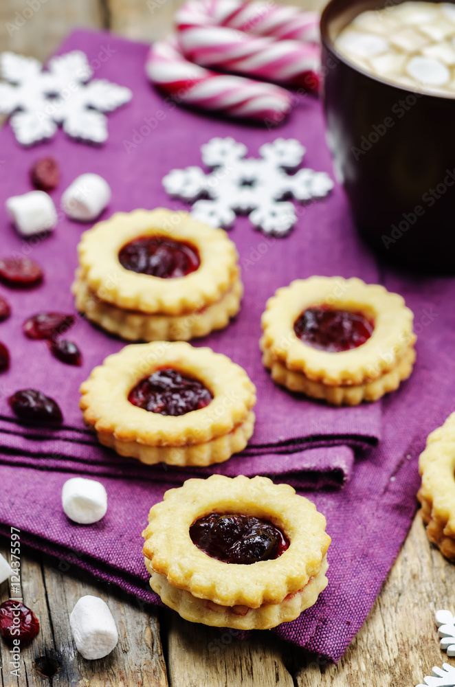 Shortbread cookies with cranberry jam