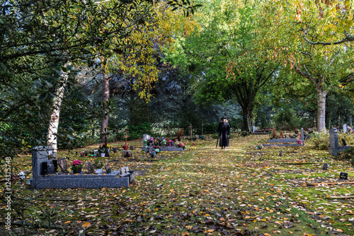 Veuve en noir au cimetière colombarium. photo