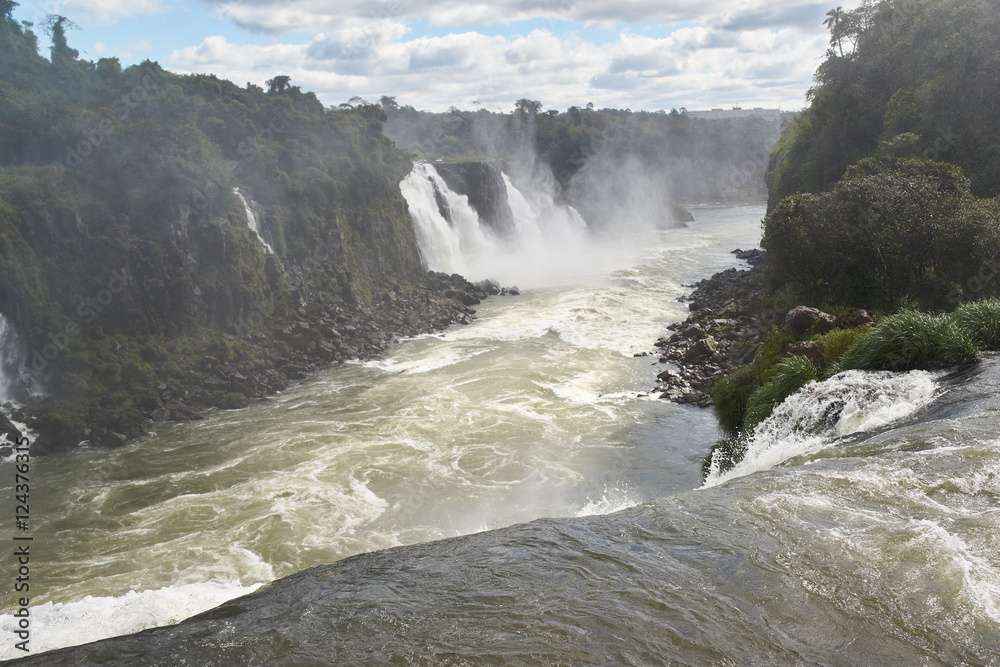 Flusslauf unterhalb der Iguaçu Wasserfälle auf der brasilianischen Seite