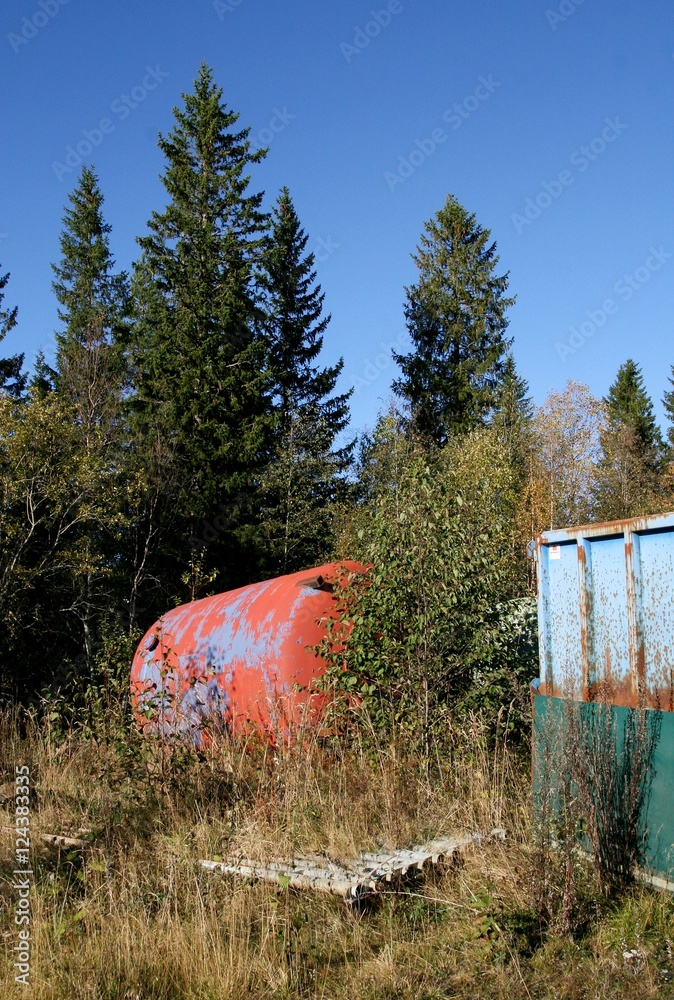 Obraz premium Rusty trash dumped in the nature