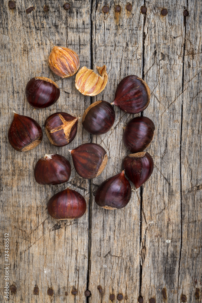 Obraz premium Fresh raw chestnuts