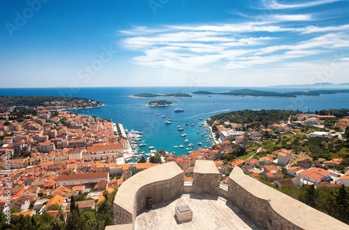 Foto Wide angle aerial view of Hvar city and the bay from the Spanish