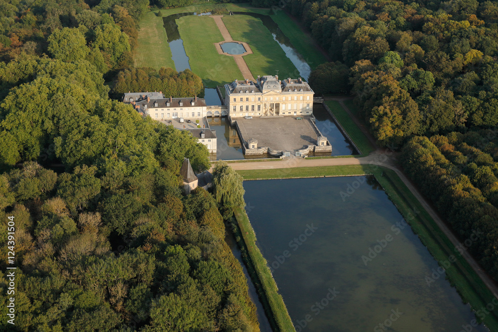 Naklejka premium Le Château du Marais Le Val-Saint-Germain vue du ciel