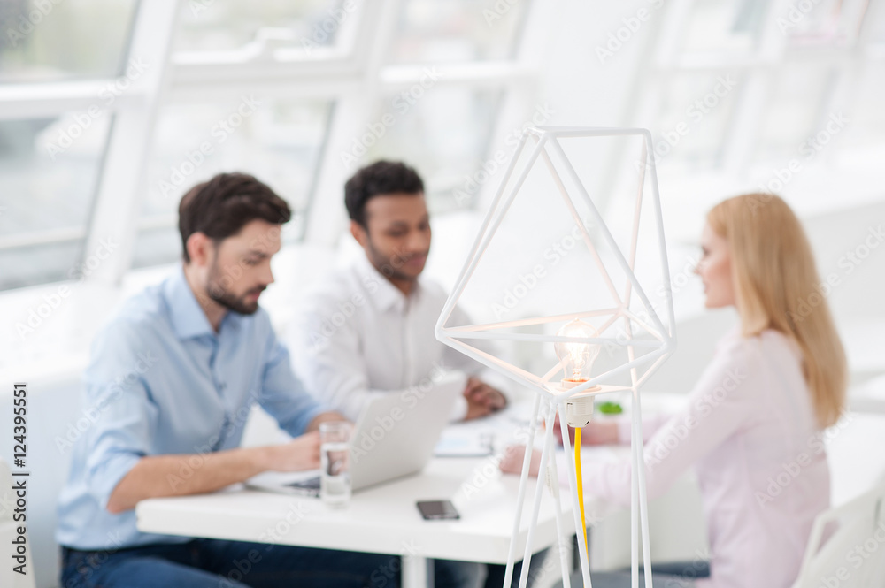 Obraz premium Young coworkers having brainstorming session in modern offic