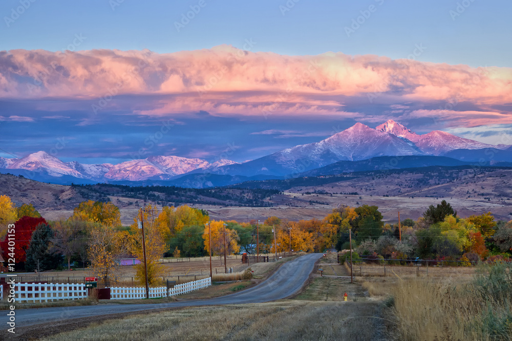 Naklejka premium Long's Peak Sunrise w Fall Morning