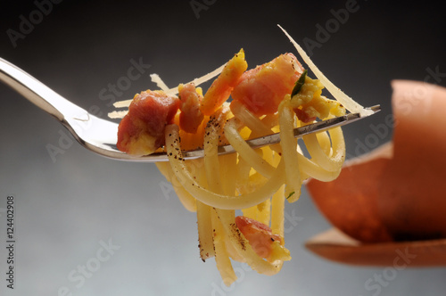 Pasta alla carbonara Карбонара Καρμπονάρα 培根蛋麵 Spaghetti alla carbonara كاربونارا Cucina italiana Italian cuisine Pâtes à la carbonara 