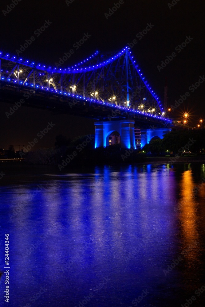 Fototapeta premium niebieskie światła mostu w nocy nad rzeką