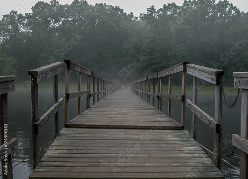Fotografia foggy footbridge